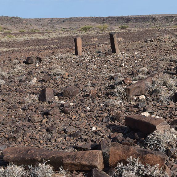 The megalithic pillar sites built around Lake Turkana (🇰🇪) ~5000 years ago are monumental cemeteries the deceased were interred in shortly after death, research at the Jarigole pillar site reveals. 1/2