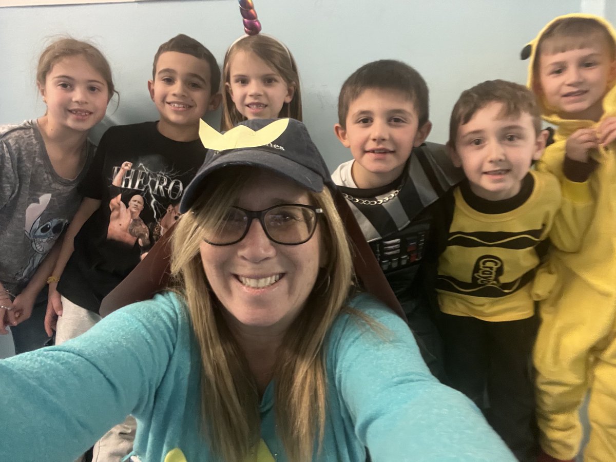 A fun selfie of those who dressed as their favorite book character during PARP ⁦<a href="/OSchool4/">School 4</a>⁩