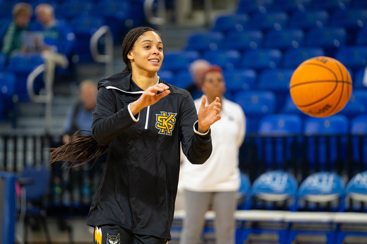 KSUOwlsWBB's tweet photo. 𝑰𝒏𝒔𝒊𝒅𝒆 𝒕𝒉𝒆 𝑮𝒂𝒎𝒆 𝑵𝒐𝒕𝒆𝒔 📝

🎓 @KyndallGolden's 40 blocks this season are 3rd in the KSU DI single-season list; her 54 career blocks are 7th in KSU DI history

🎓 @kaylamassop is a stellar 46% on field goals in her career

🎓 @only1carly is 42 points away from 1,000 in her collegiate career

#𝐅𝐥𝐲𝐒𝐢𝐥𝐞𝐧𝐭 | #𝐍𝐨𝐄𝐱𝐜𝐮𝐬𝐞𝐬 🦉🏀