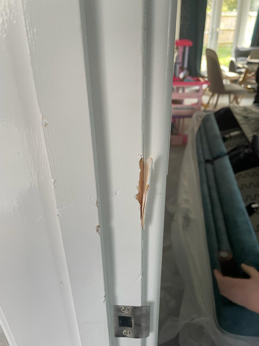 confettiheels's tweet photo. @DFS Thanks for the second week of zero action in regards to your delivery drivers taking chunks out of my door frame. Had to call you because the drivers failed to report it and even had the gall to say I should sort it out myself https://t.co/hEAC6YhS45