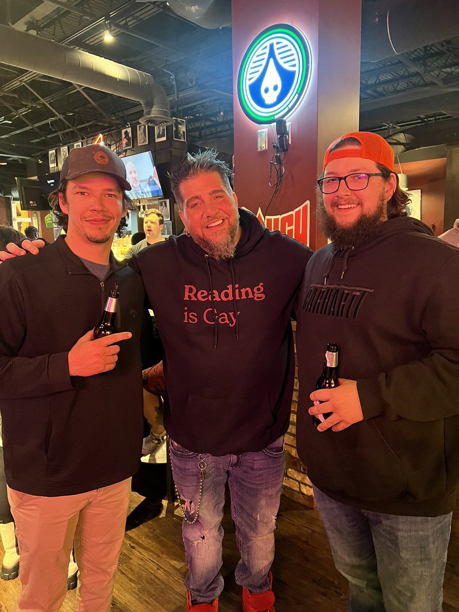 nojay_mayo's tweet photo. I wish I knew what his shirt says @bigjayoakerson https://t.co/oCOB2GC6b3
