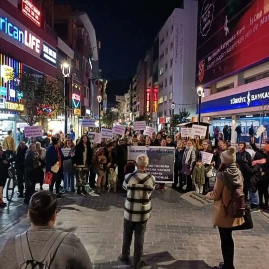 15.Şubat perşembe günü saat 19.00 da Eros için yürüdük. Minicik bir kedinin 6 dakika bir katil tarafından tekmelenerek ve işkence edilerek öldürülmesi ve adaletin bu tür kişilere sesiz kalması kabul edilemez..
<a href="/yilmaztunc/">Yılmaz TUNÇ</a> 
<a href="/AliYerlikaya/">Ali Yerlikaya</a> 
<a href="/EmniyetGenelmd/">emniyet genel müdürü</a>