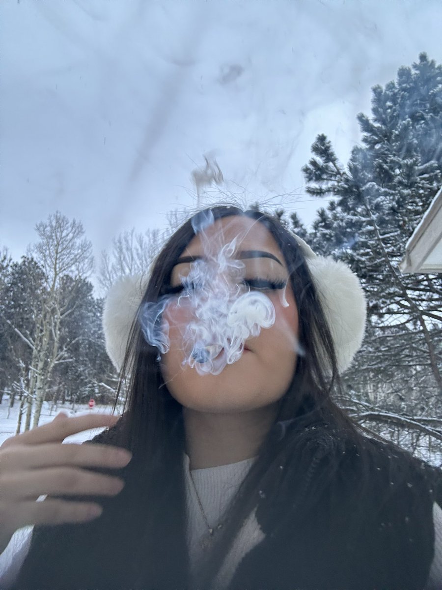 _katmedrano's tweet photo. love me in the snow real bad https://t.co/x8iYKDd312