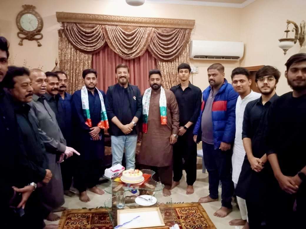 MoidAnver's tweet photo. نو منتخب حق پرست ایم پی اے معید انور نے گلشن اقبال 13D2 میں صادقین بھائی کی رہائشگاہ پر میو راجپوت برادری سے ملاقات کی اور عام انتخابات میں راجپوت برادری کی بھر پور حمایت پر شکریہ بھی ادا کیا۔ اس موقع پر ٹاون انچارج علی محفوظ بھائی اور دیگر ذمیداران بھی موجود
 #MQMPakistan #PS101 https://t.co/zYXs0KvMu7