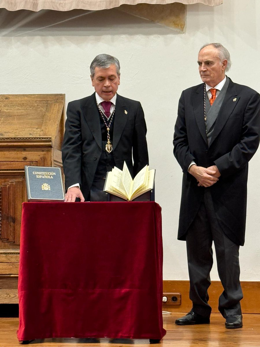 Toma de posesión del nuevo presidente, el Profesor D. José Martínez Lanao, en presencia del hasta ahora presidente de <a href="/AcaFarmaciayCyL/">Academia de Farmacia de Castilla y León</a>, Ilmo. Sr. D. Carlos Gómez Canga-Argüelles
<a href="/usal/">Universidad de Salamanca</a> #Academia #Farmacia