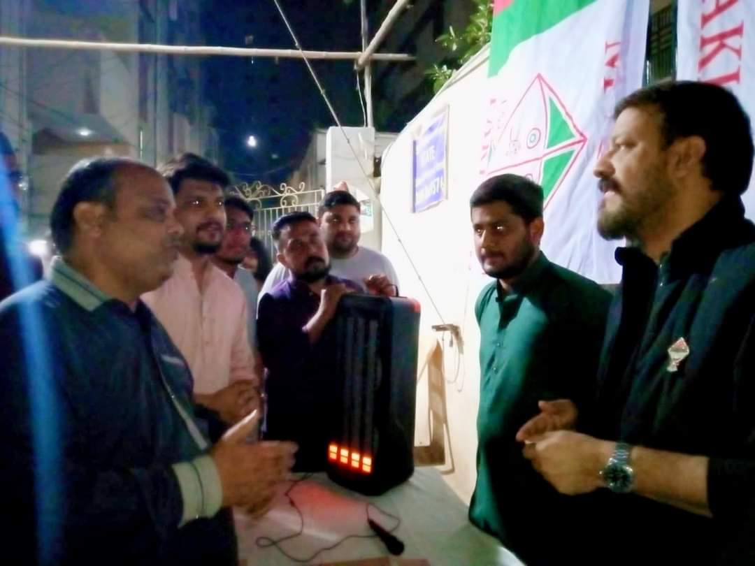 MoidAnver's tweet photo. نو منتخب حق پرست ایم پی اے معید انور نے گلشن اقبال 13D3 میں شبر اپارٹمنٹ کے رہائشیوں سے ملاقات کی جہاں عوام کی جانب سے شاندار استقبال اور آتش بازی کا مظاہرہ کیا گیا۔ اس موقع ٹاون انچارج علی محفوظ بھائی اور دیگر ذمیداران بھی موجود۔
#MQMPakistan #PS101 https://t.co/CJcxjxcYWs