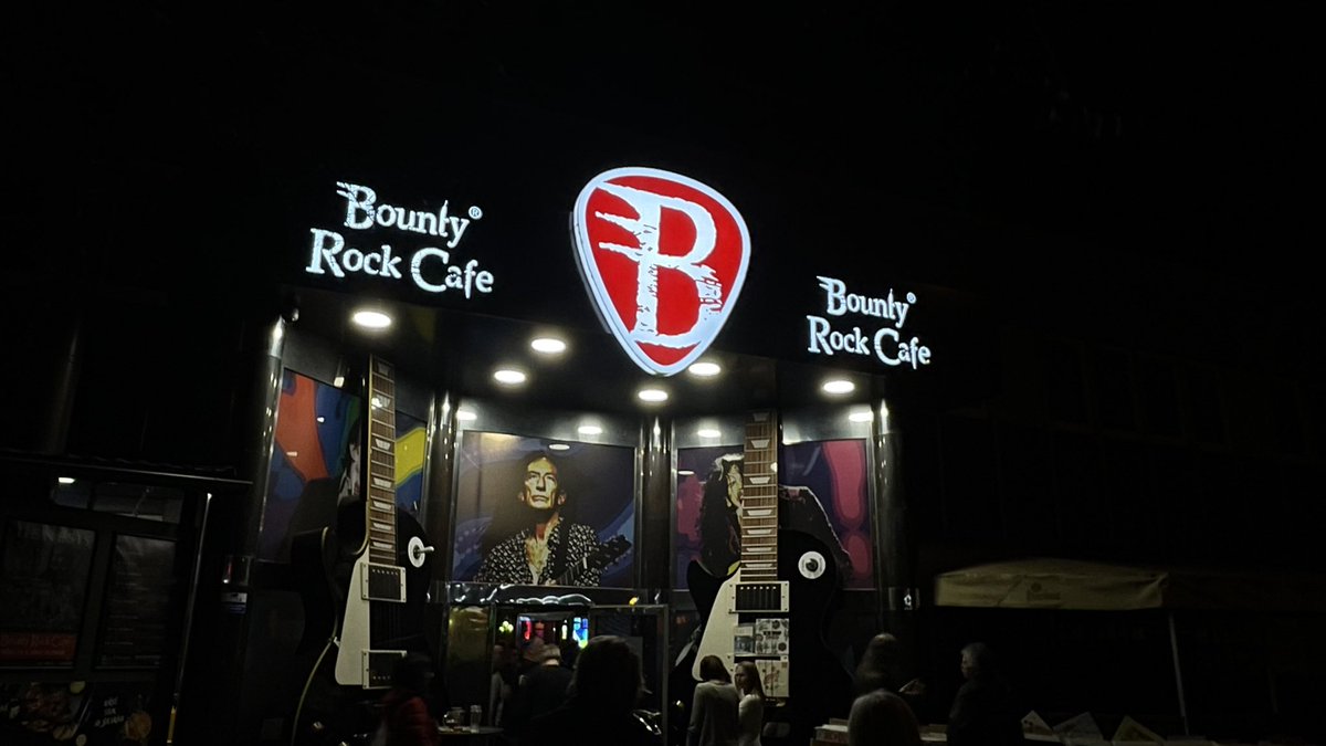 ajabrozek's tweet photo. Ray Wilson in #Olomouc #BountyRockCafe #JustSaying https://t.co/bHKDENwkn6