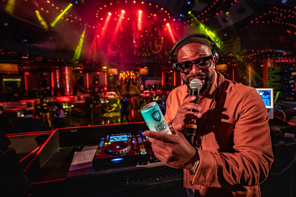 .@IRIE led the crowd in a @drinksafetyshot toast at #SITheParty to ensure everyone will recover faster after the event 👀