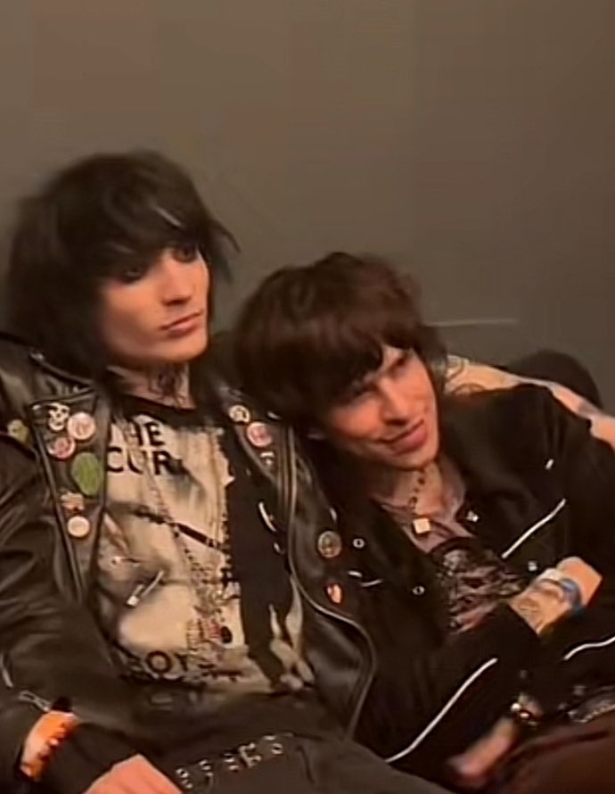 jake and johnnie cuddling is funny to me