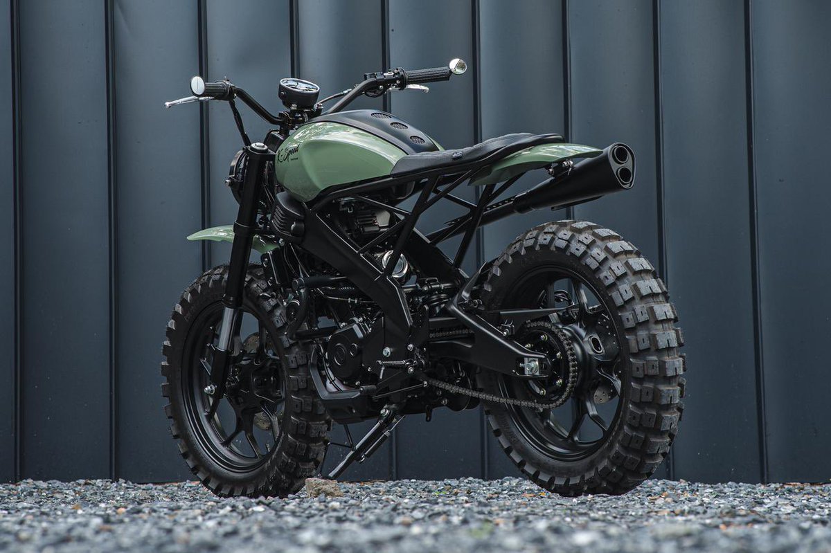 PutiMotor's tweet photo. ヤマハ XSR155を、🇹🇭K-SPEEDがスクランブラーにカスタマイズ❗️

サイドからリア周りの外装は取り外され、フレームは剥き出しとなりワイルドな見た目に。

足まわりはほぼ純正、より迫力の増すブロックタイプのタイヤに変更。

テールランプは車体右側、スイングアームに装着

https://t.co/oUvTU6B8FT https://t.co/gn9vVR6N4w