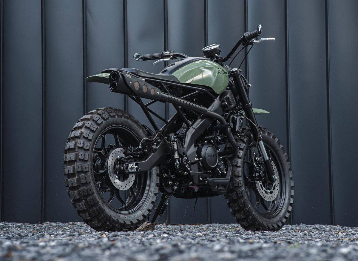 PutiMotor's tweet photo. ヤマハ XSR155を、🇹🇭K-SPEEDがスクランブラーにカスタマイズ❗️

サイドからリア周りの外装は取り外され、フレームは剥き出しとなりワイルドな見た目に。

足まわりはほぼ純正、より迫力の増すブロックタイプのタイヤに変更。

テールランプは車体右側、スイングアームに装着

https://t.co/oUvTU6B8FT https://t.co/gn9vVR6N4w