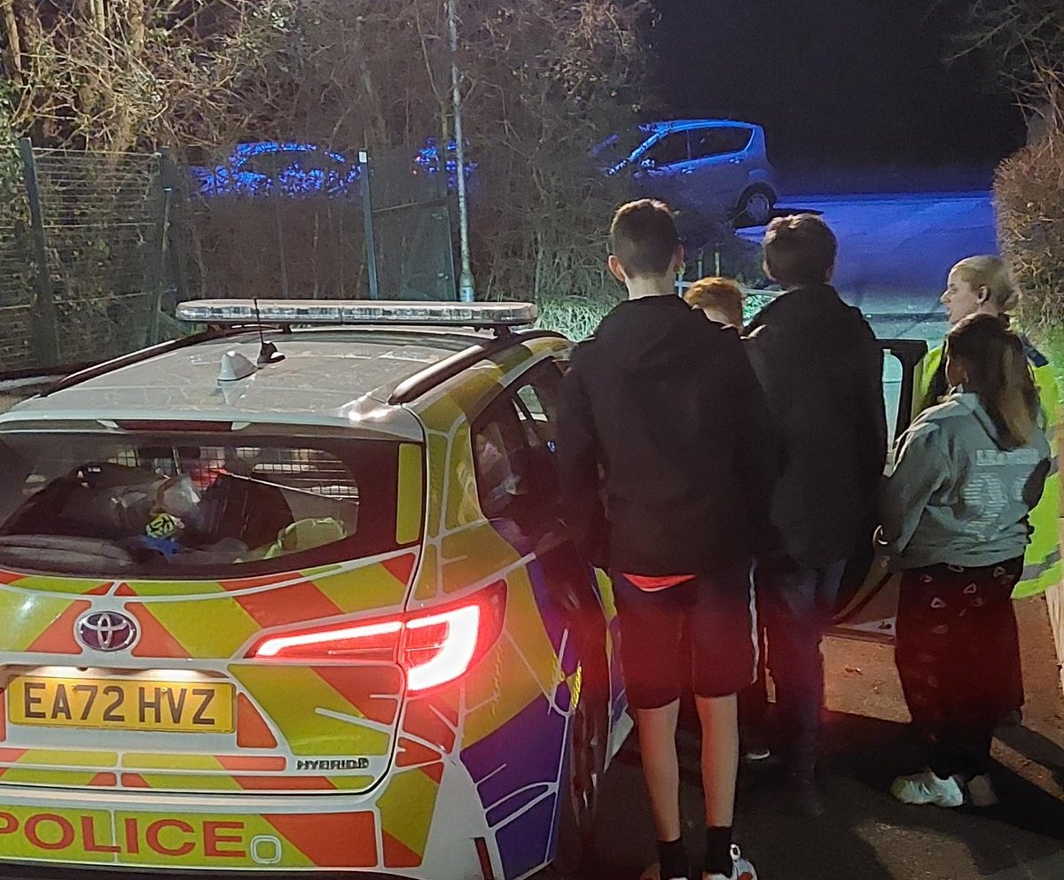 Special Constable Halls and PCSO Twitchett took some time out this evening to visit Thaxted Youth Club. The duo spent time interacting with the children and volunteers who run this valuable club in the community. #CommunityPolicing #Thaxted