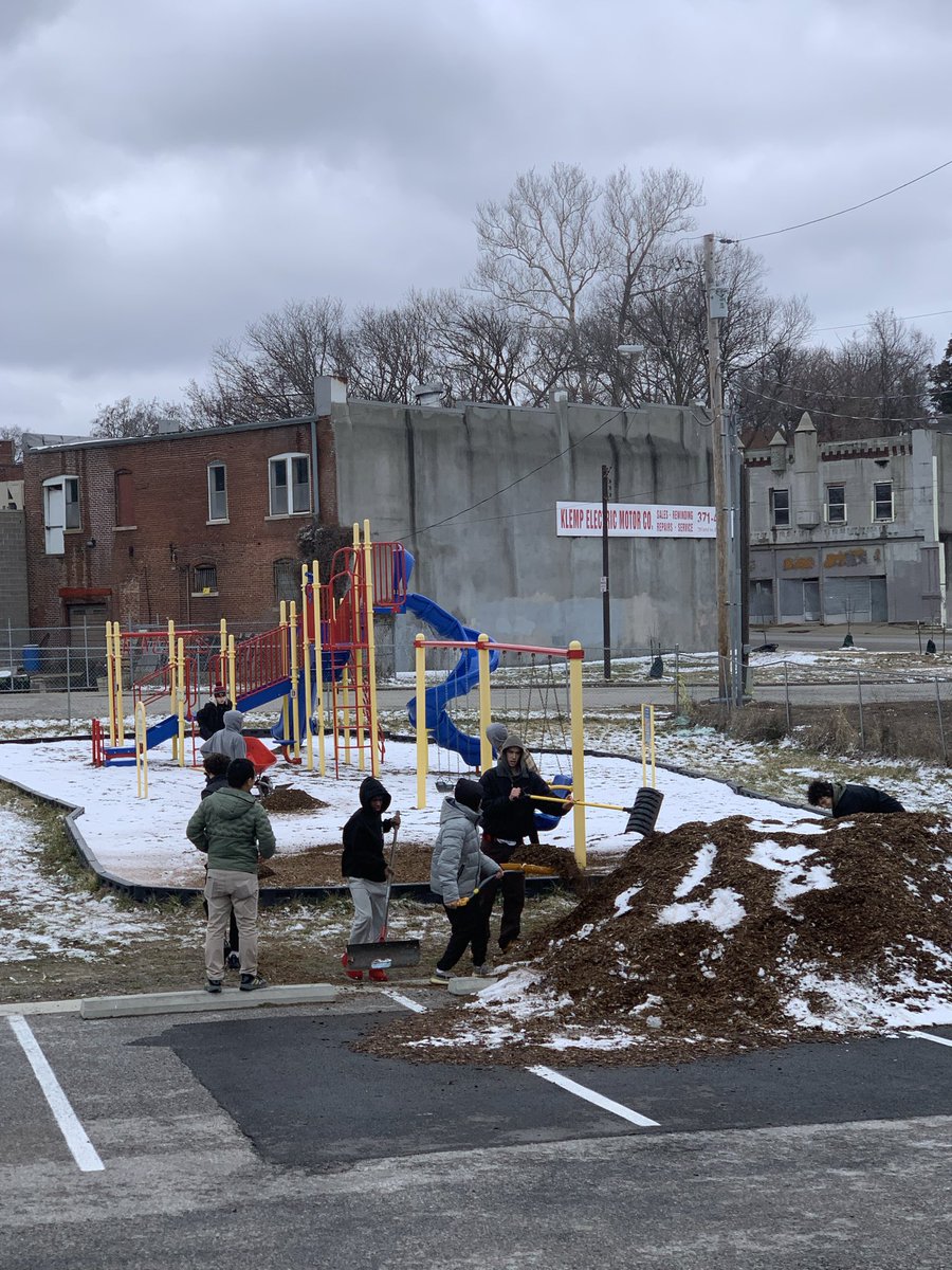hoops3245's tweet photo. Special day…community service at Bethel Neighborhood Center in KCK…Coach Wallace grandpa was the director for 25 years at BNC https://t.co/X783xdnQZI