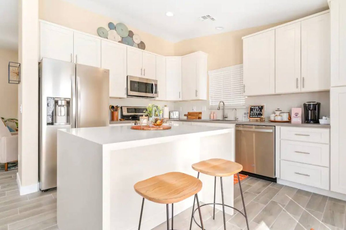 startsummering's tweet photo. Who’s ready for desert days & stargazing nights 🌌

Introducing our newest Joshua Tree vacation home - Copper Mountain.

Here’s why we’re loving this property 👇

🏜️ Desert views

🤠 Cowboy pool

🔥 Hot tub

🐾 Pet friendly

👥 Room for up to 6 guests

Head to https://t.co/qir1UObsKW to book your desert getaway!