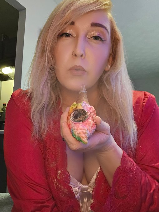 Getting stoned during a snow storm 🌬 https://t.co/FzrYR2Opf6