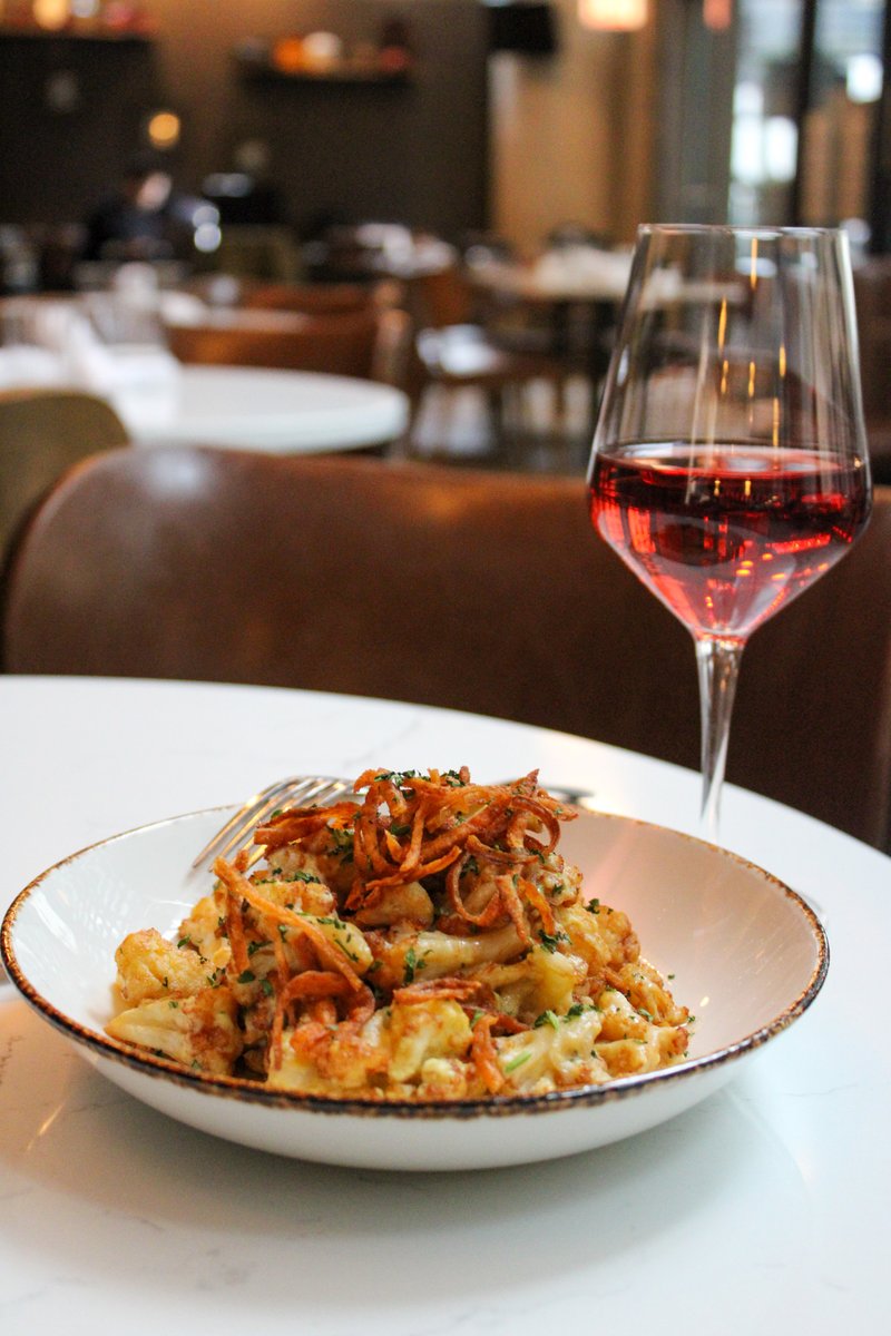 Looking for a bite after a week at the office? Grab some friends and snack on some Crispy Buffalo Cauliflower and a glass of wine 😋🍷🌶️

#rivernorthbistro #rivernorthchicago #chicagorestaurants #chicagofood #buffalocauliflower #rivernorth #wine