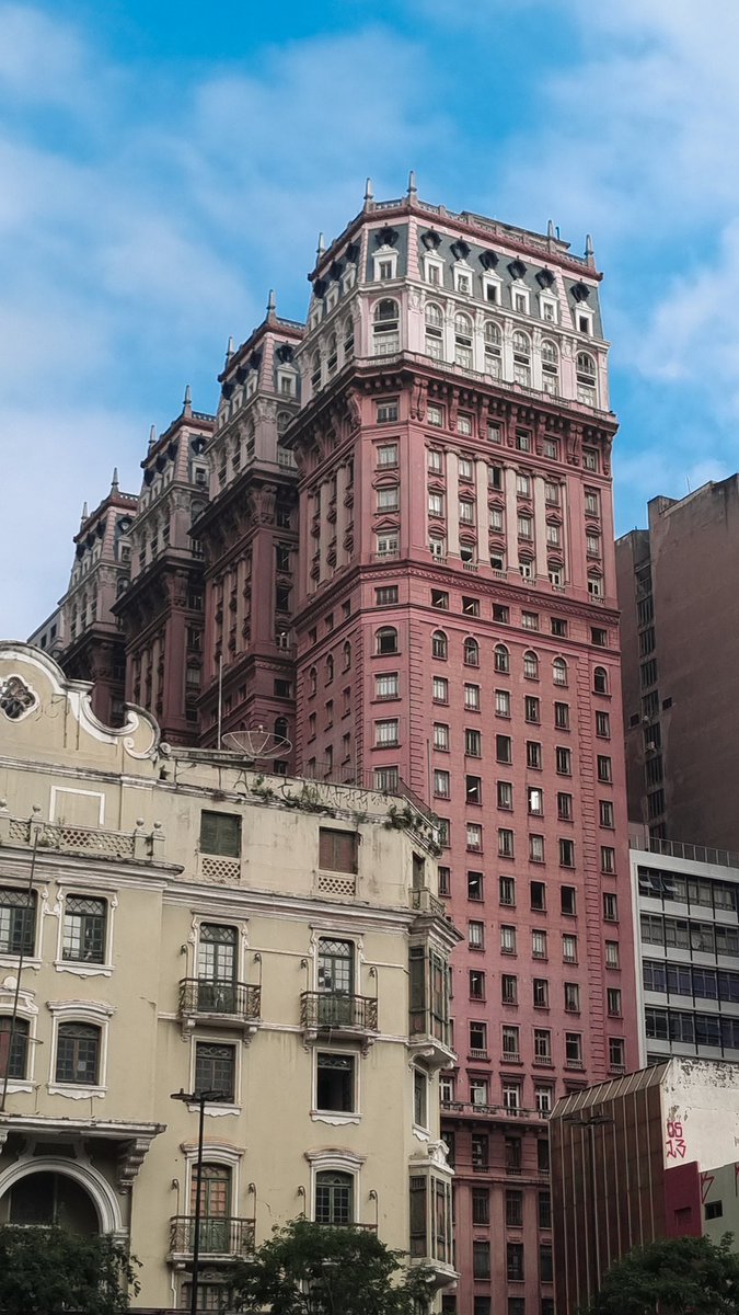 BrilhoDesign's tweet photo. O Martinelli é outro edifício icônico de São Paulo, considerado o primeiro arranha-céu da cidade.
#FlickrFriday #PostCard #CartãoPostal #Building #edifício #arranhacéu #prédio #Martinelli #Anhangabau #Vale #SãoPaulo #CentroSP
https://t.co/7VMCc0zm9l https://t.co/oyIJh043Fy