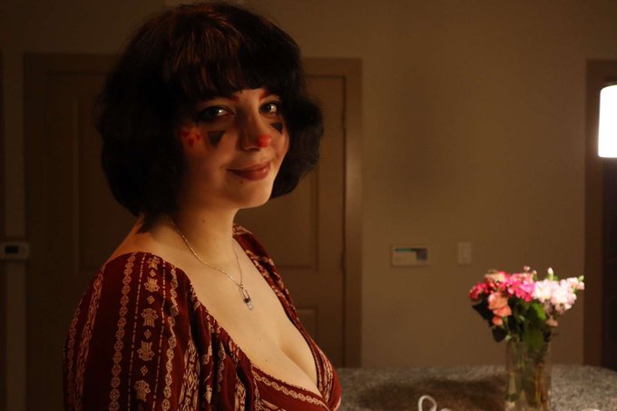 Clown wife https://t.co/ak21yYFfVE