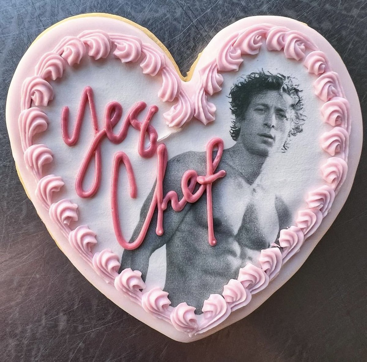 girlsonfillm's tweet photo. imagine going to a party and the cookies and cake are jeremy allen white themed https://t.co/D2YX7uiXHf