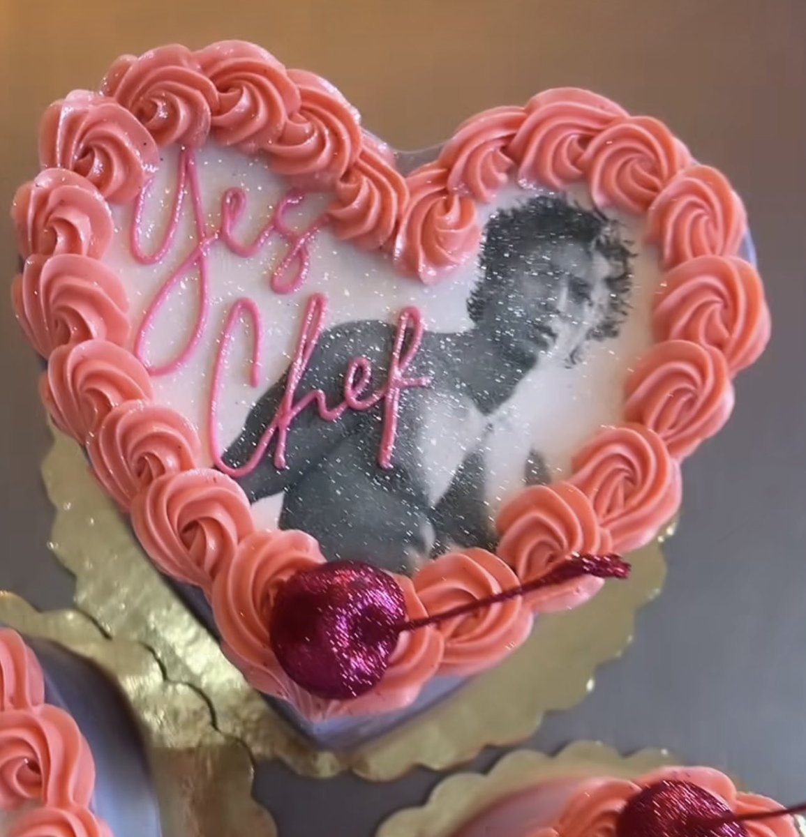girlsonfillm's tweet photo. imagine going to a party and the cookies and cake are jeremy allen white themed https://t.co/D2YX7uiXHf