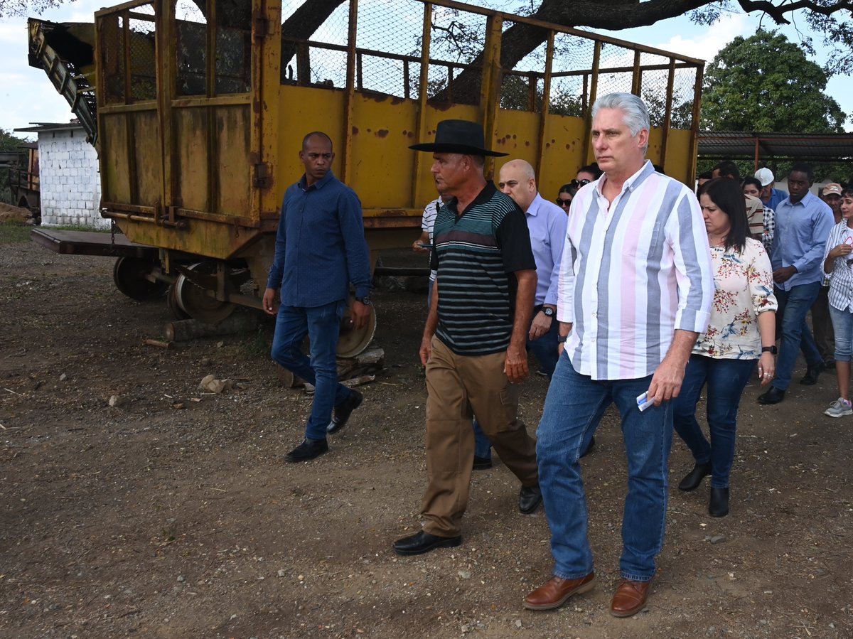 🇨🇺| A Palmira, municipio cienfueguero, situado a poco más de diez kilómetros  de la cabecera provincial llegó el Primer Secretario del Comité Central  del Partido y Presidente <a href="/DiazCanelB/">Miguel Díaz-Canel Bermúdez</a> en la continuación de su  recorrido por el país.