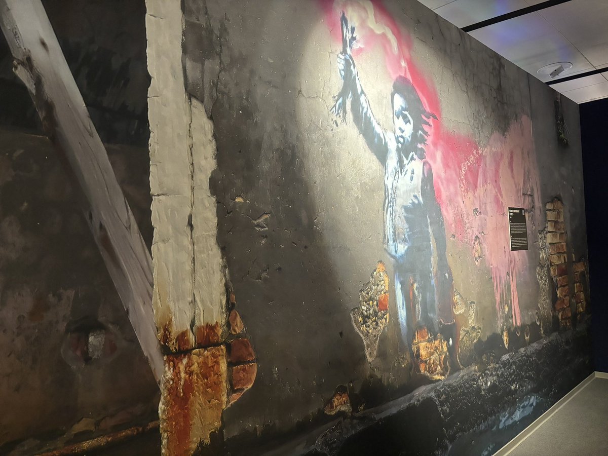 kikisuganamu's tweet photo. I‘ve been Namjooning today 🥰 #themysteryofbansky #banksy #flowerthrower #balloongirl #exhibition https://t.co/WaXcBBoROM
