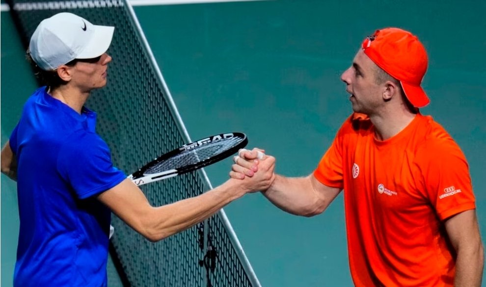 Proprio come nella scorsa edizione dell'#abnamroopen,  in SF #Sinner 🇮🇹 trova Tallon Griekspoor 🇳🇱

A Rotterdam Jannik vinse 75 76, poi a Malaga in #CoppaDavis si è imposto 76 61

L'Orange è in gran forma, ma Sinner è a una vittoria dal 3°posto del ranking
#tennis #ATPRotterdam