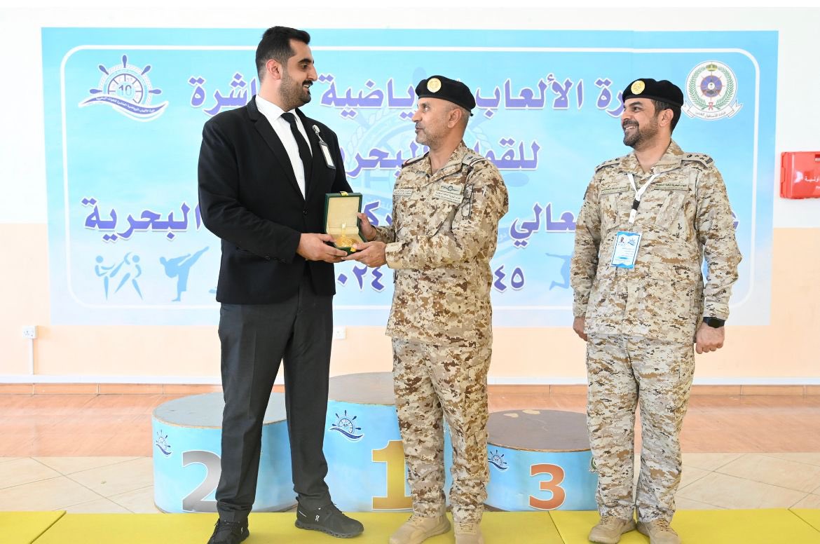 قائد قاعدة الملك فيصل البحرية يكرم ابن العم علي بن فهد البكر لمشاركته في دورة الألعاب العاشرة للقوات البحرية