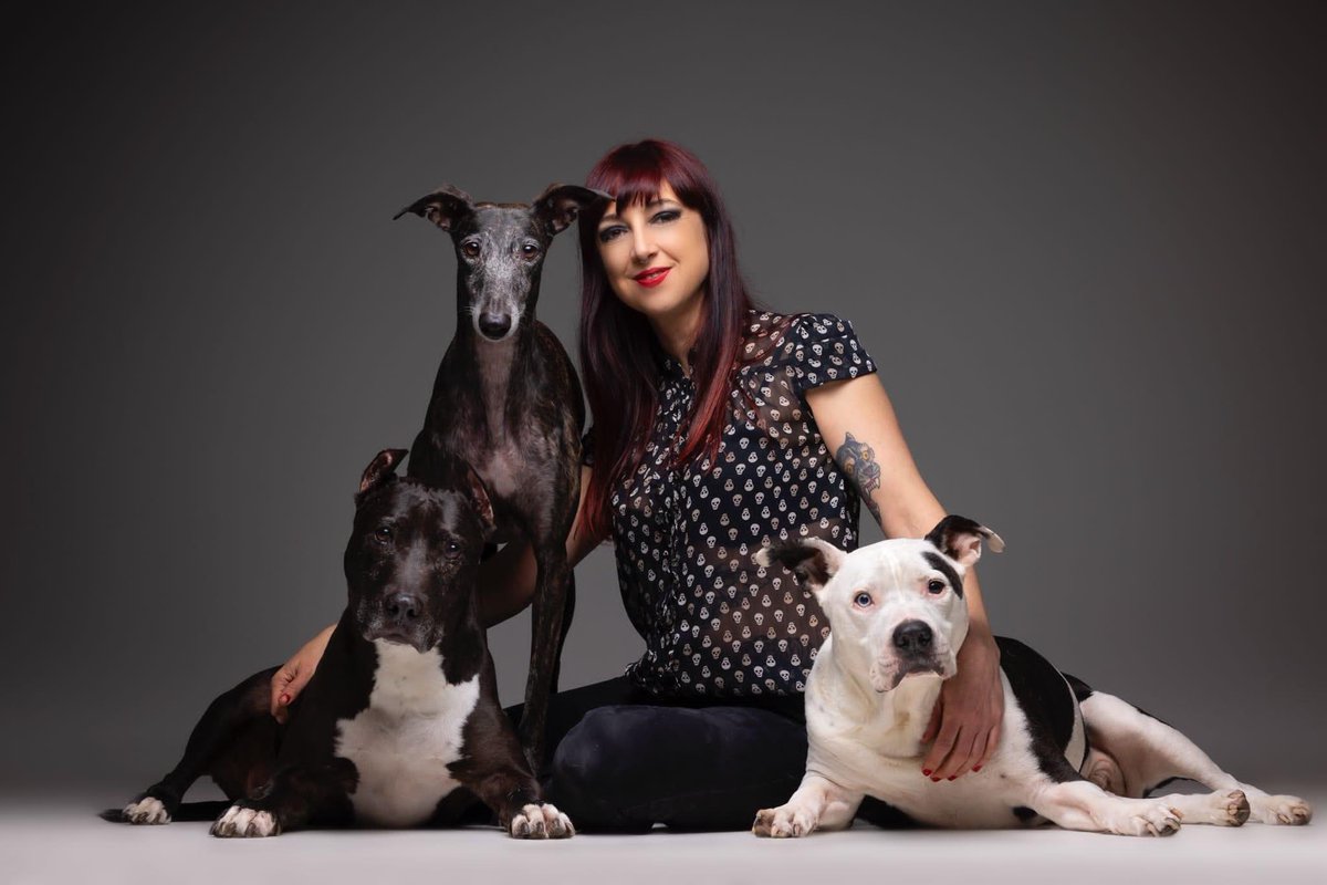 Una familia es un conjunto personas emparentadas entre sí que viven juntas.     

Cada animal no humano tiene su personalidad, el vínculo con ellos nos emparienta en el momento que entran en nuestro hogar y en nuestro corazón. 💓

¿Como es tu familia?

📸<a href="/fotografoperros/">elfotografodeperros</a>