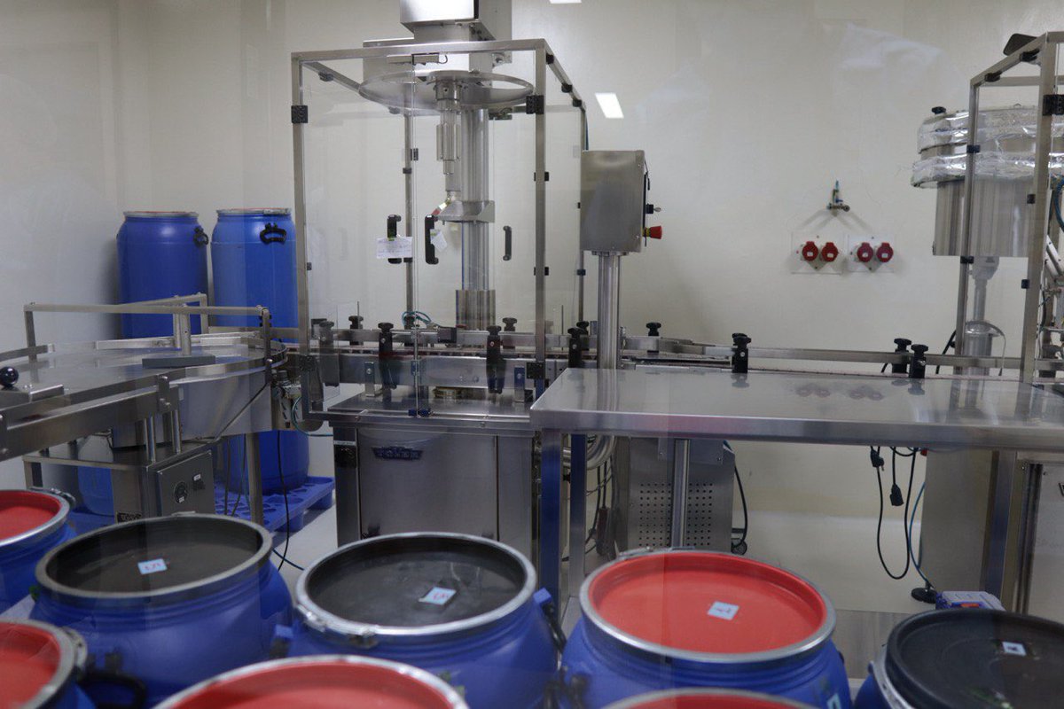 En la visita a Bahía Blanca, recorrimos el Laboratorio de Especialidades Medicinales que funciona en el Hospital #Penna y que actualmente produce cefalexina y amoxicilina. Seguimos trabajando para ampliarlo y que continúe siendo un orgullo para <a href="/BAProvincia/">Gobierno PBA</a>.