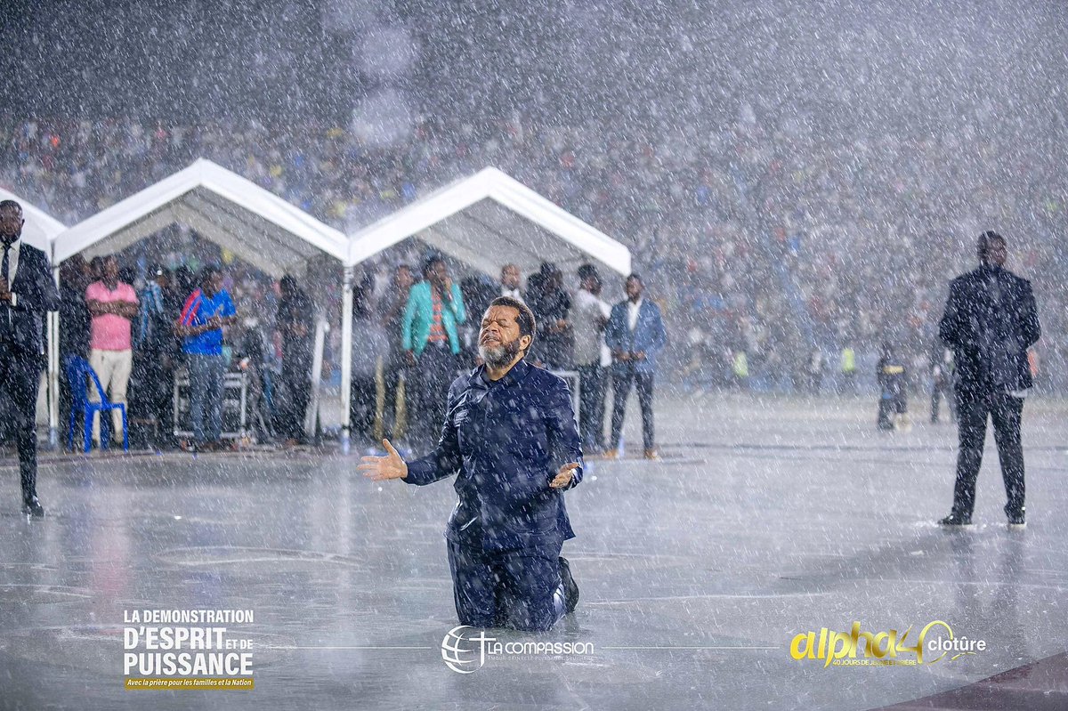 CompassionCrefm's tweet image. La clôture de #Alpha40 au stade Tata Raphaël sous une pluie battante a été marquée par la présence des amoureux de Dieu. Que toute la gloire revienne à Jésus-Christ, qu'ils étaient présents sur place ou qu'ils nous ont suivis en direct. Que Dieu se souvienne de vous !
