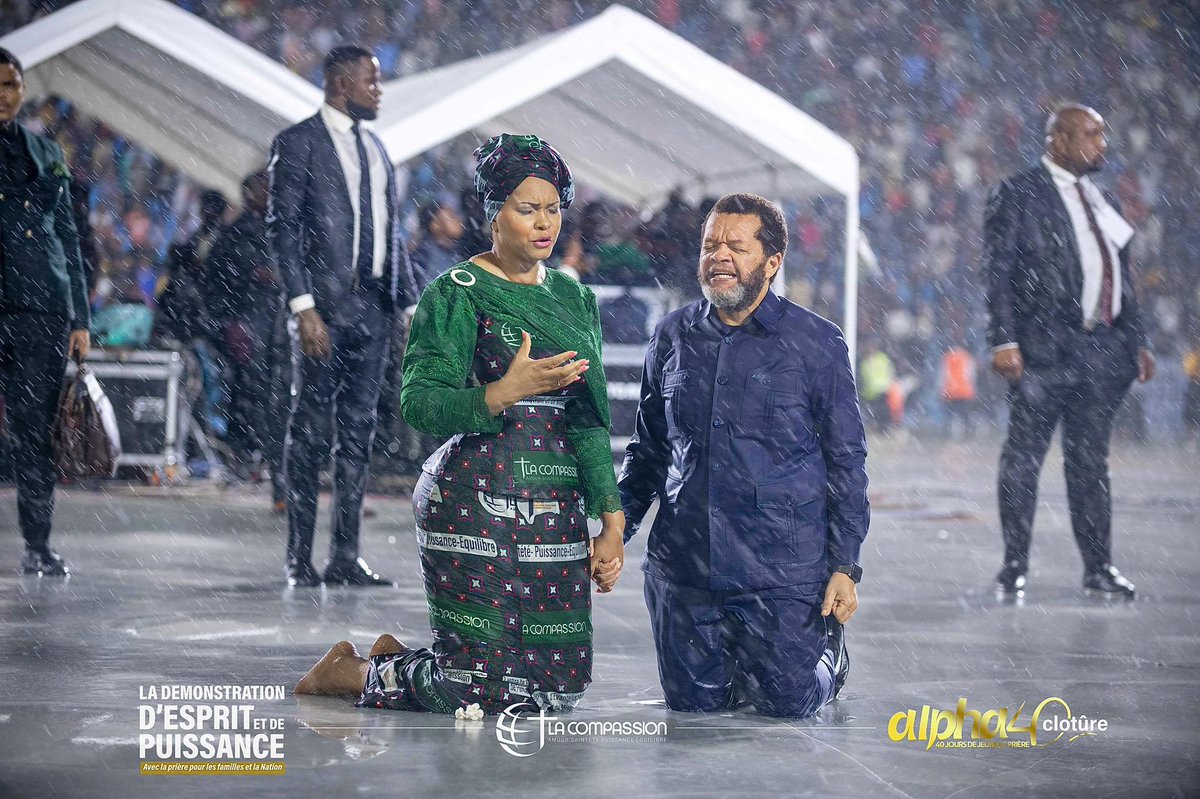 CompassionCrefm's tweet image. La clôture de #Alpha40 au stade Tata Raphaël sous une pluie battante a été marquée par la présence des amoureux de Dieu. Que toute la gloire revienne à Jésus-Christ, qu'ils étaient présents sur place ou qu'ils nous ont suivis en direct. Que Dieu se souvienne de vous !