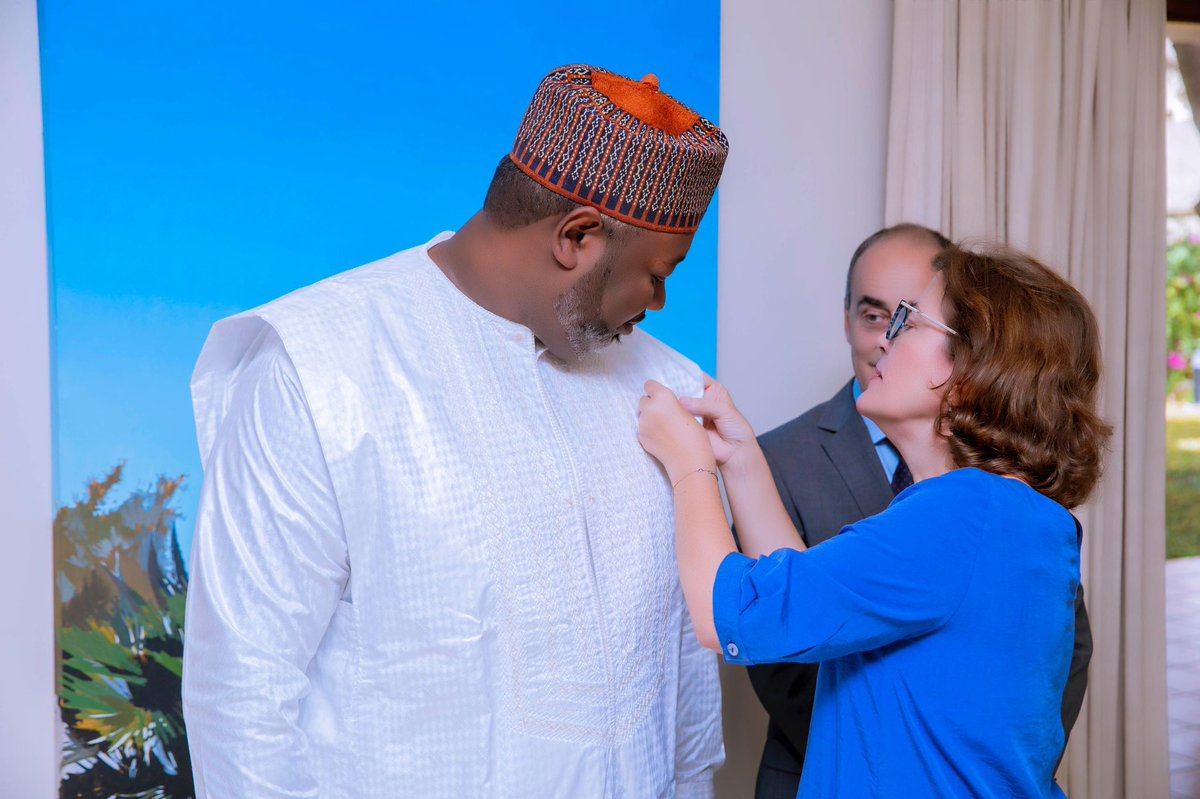 afgaye's tweet photo. Cérémonie de décoration à la Résidence de l’Ambassadeur d’Espagne à Dakar. https://t.co/F6TRS3crhI