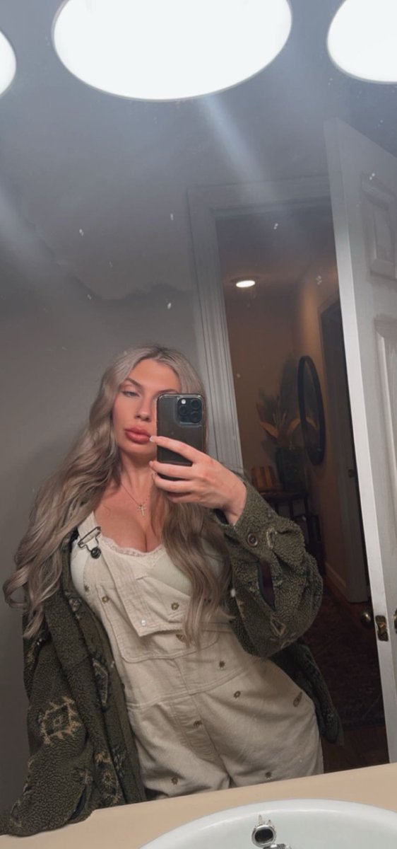SavannahScott_'s tweet photo. Fit check 🪴🤎🍄 https://t.co/F9oJNQypgS