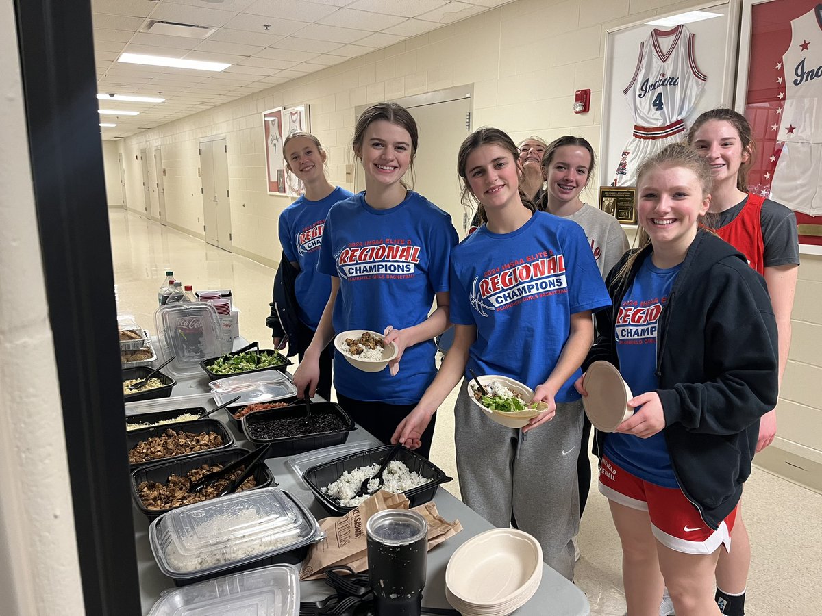 LadyQuakerbball's tweet image. Thanks to the Williams for dinner tonight after practice! These girls are fueled up and ready to go for tomorrow. 🌮🍚😋