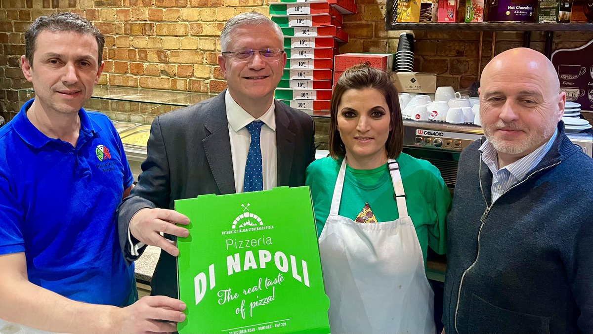 AndrewRosindell's tweet photo. An excellent evening at Di Napoli Pizzeria in Victoria Road, authentic Italian stone baked pizza and pasta, good value, great service and all in the heart of Romford! A fantastic late night supper, enjoyed by my team and our London Assembly Member @KeithPrinceAM 🍕🍷 🇮🇹🇬🇧 https://t.co/mUuqmSjiId