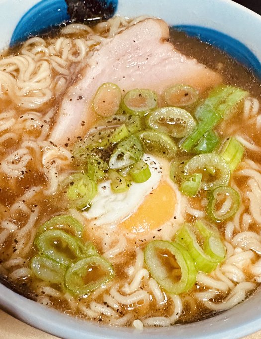 まあでも深夜の袋麺は卵一個パカンが基本だよね❤️同感。
ベーコン…?いや違うんです刑事さん。こっこれは偶然(以下略 