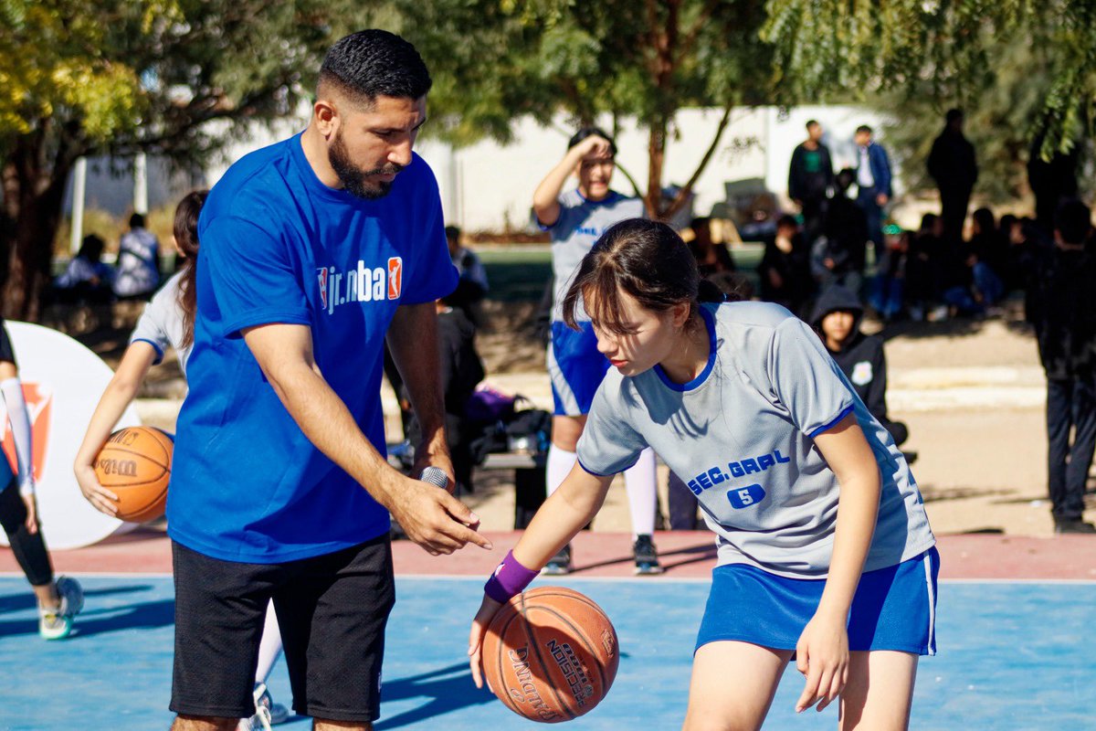 Con gran éxito se realizó la clínica para jóvenes de parte del organismo, Junior NBA esta mañana en la Secundaria General #13 “Heriberto Huerta Luna”.

Philip Calvert impartió satisfactoriamente la clínica para ambas ramas en la cancha del plantel.