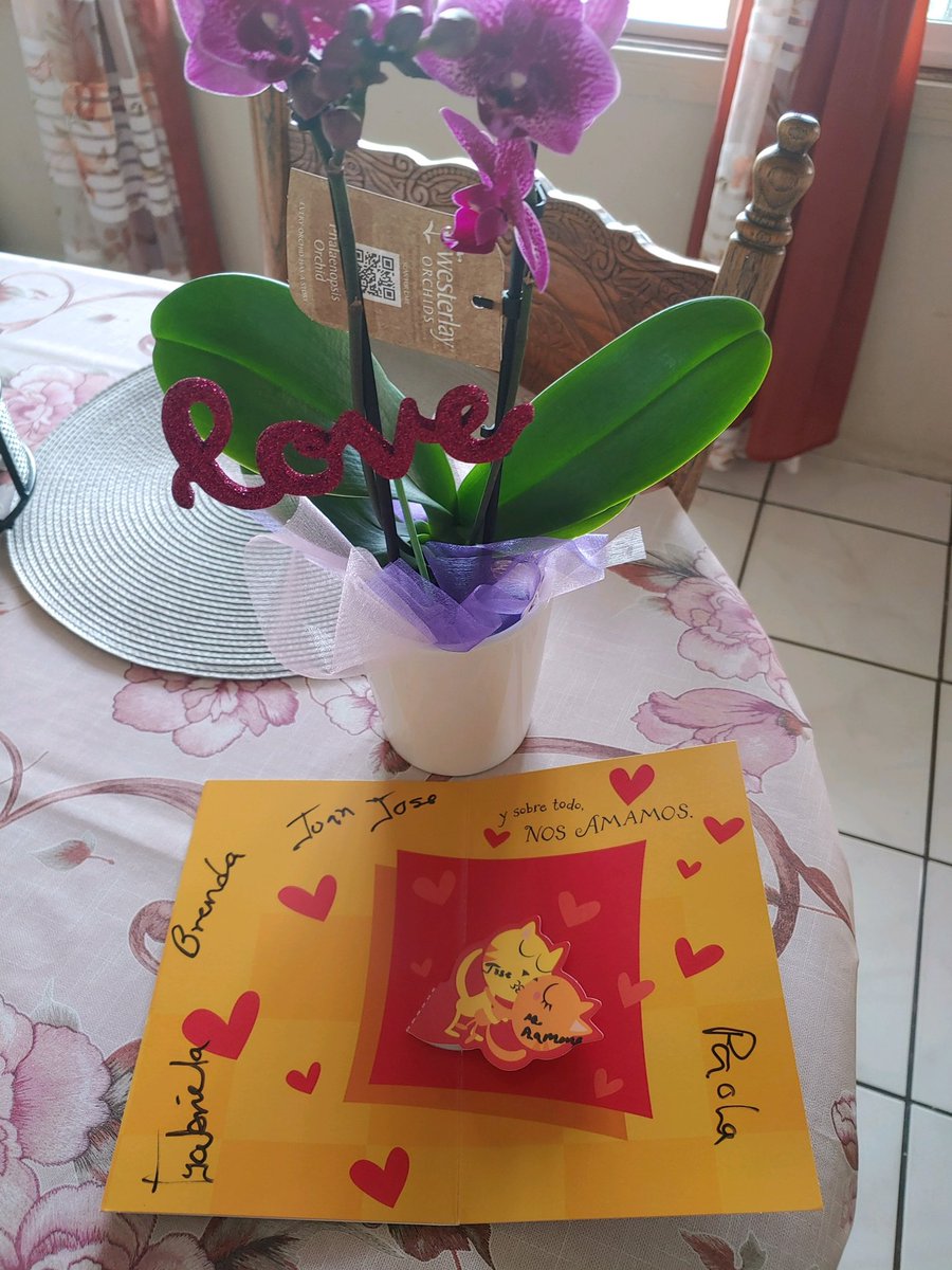 llbrendax's tweet photo. Trying not to cry at this card my dad gave my mom 😭😭 the way he wrote our names🥺 https://t.co/F7qzc22FCr
