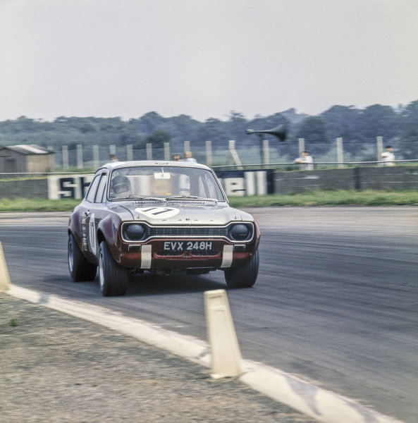 juanjoabsolut's tweet photo. Es 17 de los #RacingSeventies y este es un brutal #Ford Escort #Broadspeed, en el #ETCC de 1970, rodando en #Silverstone, donde no consiguiรณ acabar @historacing @LM__ @VicarioMartin @Jose_ArmandoGH @horacio_porta https://t.co/PbK60ktNgu