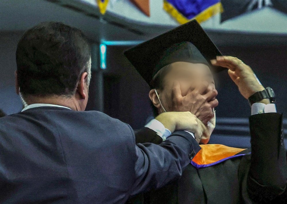 자세히보니 입막는척 하면서 눈을 후벼팠구나.. 실전 경호 무술인가.. 눈찔리면 r&amp;d예산 복구하라고 소리치긴 어렵겠지.. 북한 무인기엔 뻥뻥 뚫리고 이메일도 해킹당하는 새끼들이 대통령에게 싫은소리하는 자국 국민에겐 인정사정 안보고 찍어누르는거 보면 윤서결식 자유대한민국 참 좃네.