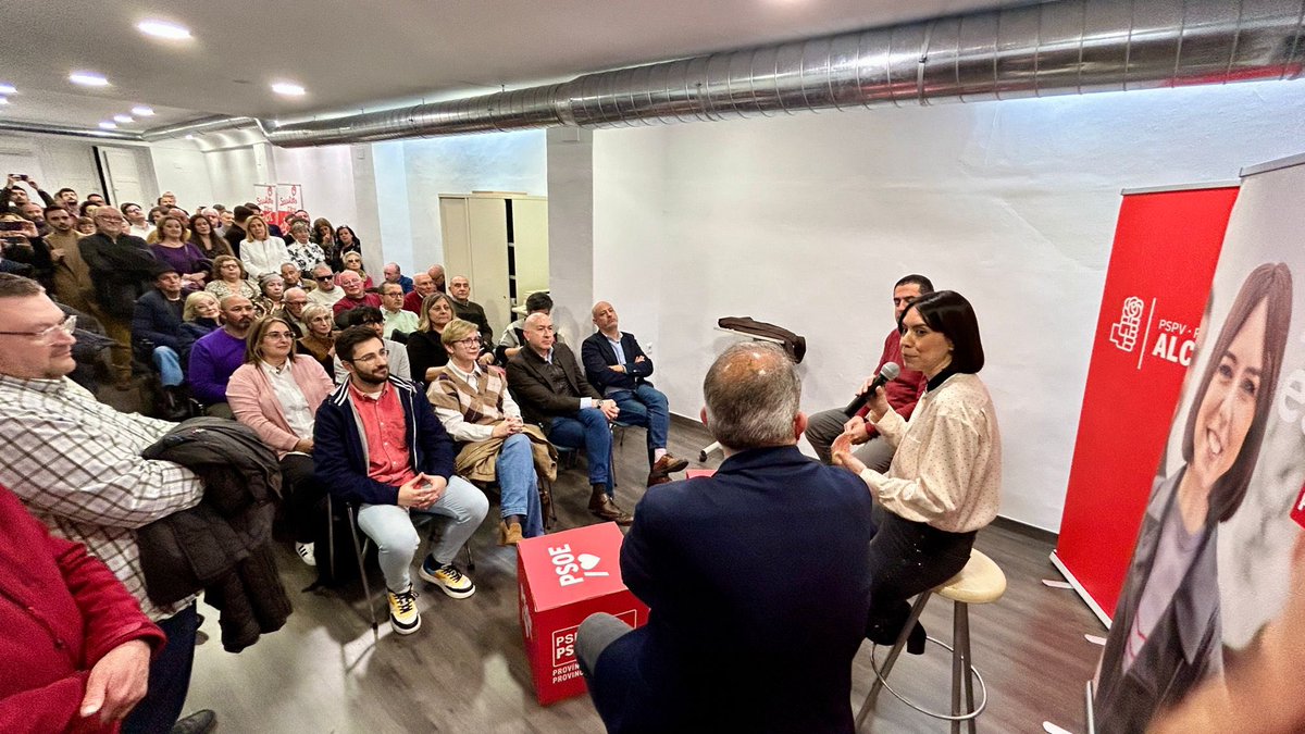 DianaMorantR's tweet photo. Ací estem. Hui, a Alcoi, a la nova Casa del Poble dels companys i companyes de @PSOE_Alcoi 

Gràcies per les vostres paraules i propostes!!

Continuem escoltant a la militància ❤️🎯 https://t.co/yBa3b5GJrP