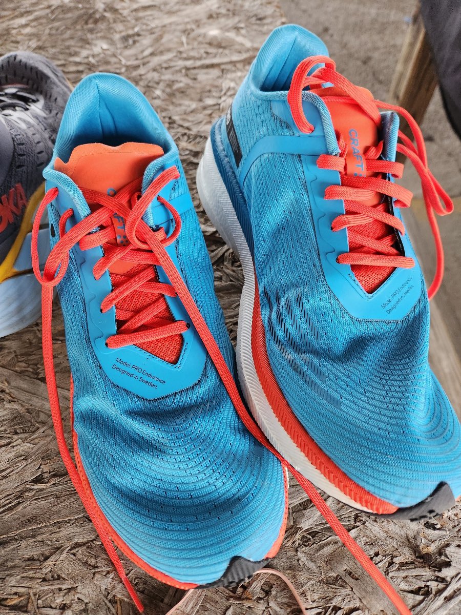 ecosneakersllc's tweet photo. Did you know? Your sneakers are worth more than you think! It takes over 2200 gallons of water to make just one pair! Instead of tossing them, donate your gently used kicks. It conserves water, reduces landfill waste, and makes the Earth smile! #PairItForward #EcoSneakers https://t.co/z6DrxMouOw