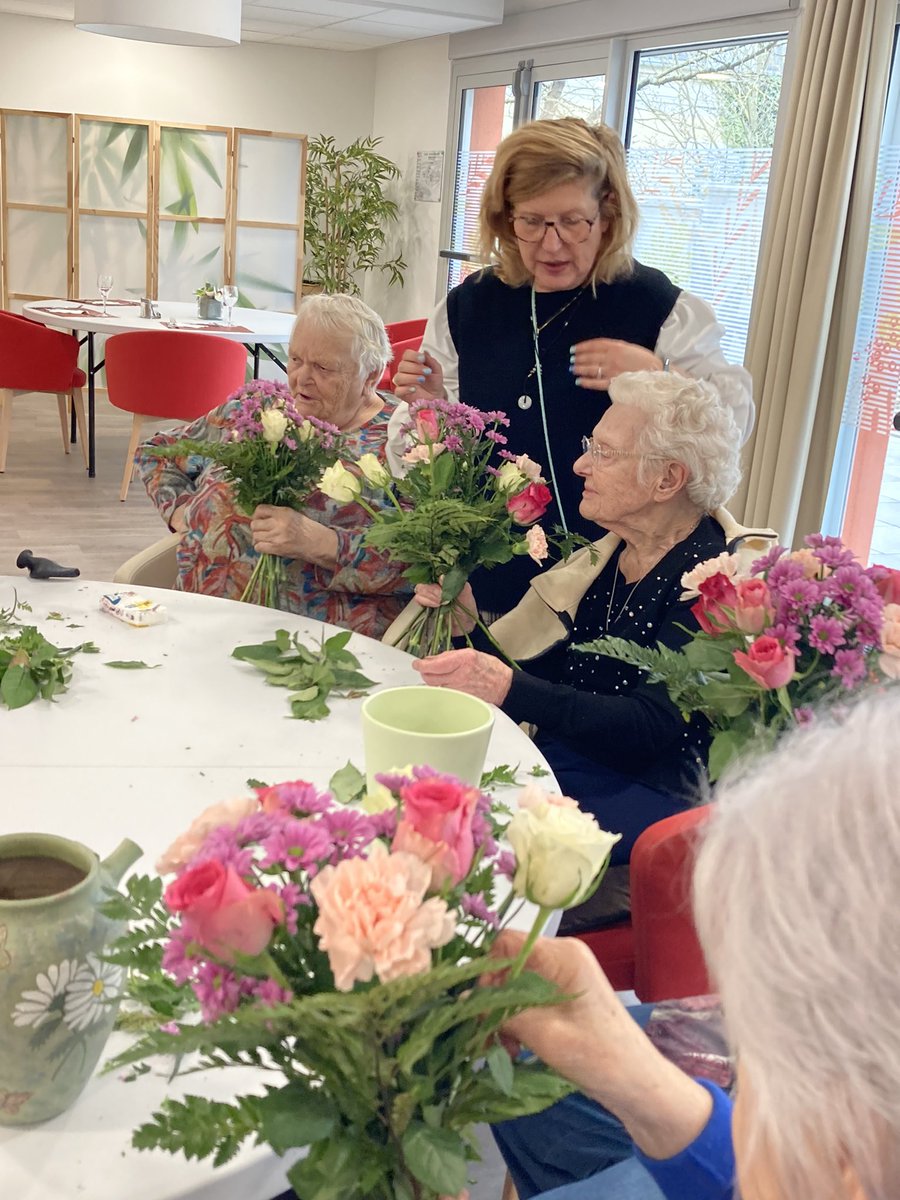 Un atelier floral haut en couleur avec notre fleuriste Agnès <a href="/monceaufleurs/">Monceau Fleurs</a> 
Nos résidents ont réalisé de belles compositions pour décorer leurs appartements !
Merci à Francine pour cette excellente initiative! 🥀