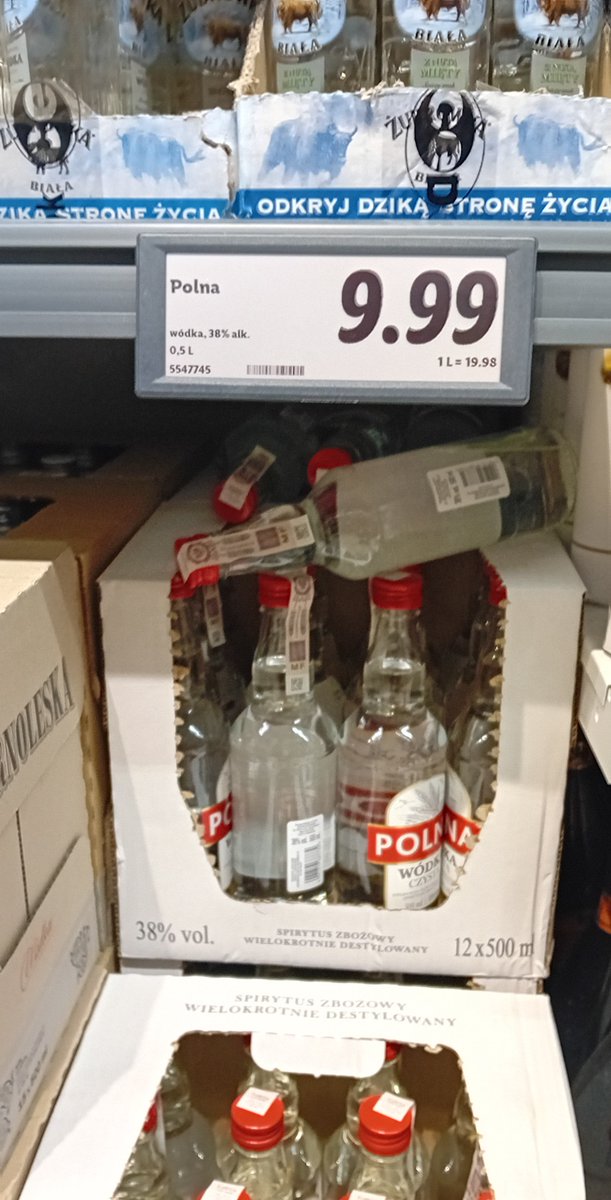 SluzbyiObywatel's tweet photo. My tu gadu, gadu a tymczasem w kraju wybuchła wojna handlowa Biedronki z Lidlem. Żadna ze stron nie bierze jeńców. Zaczęło się od schabu i parówek, teraz przeszło na alk. I tu i tu wóda po dychu. Zagrożona została ciągłość pracy SKW i ABW. Ja sam zawieszam bloga do marca. https://t.co/QMOKN4huzs