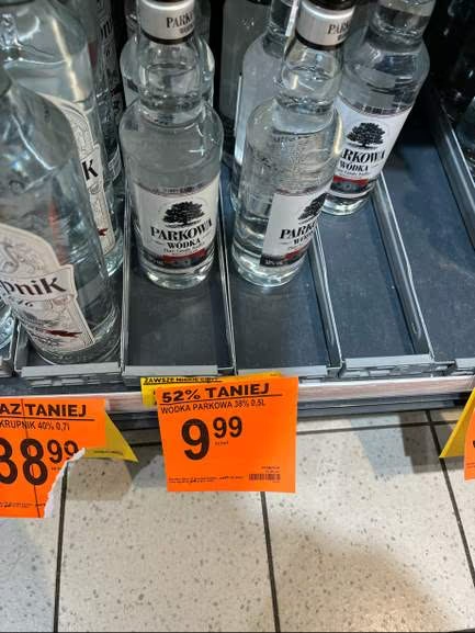 SluzbyiObywatel's tweet photo. My tu gadu, gadu a tymczasem w kraju wybuchła wojna handlowa Biedronki z Lidlem. Żadna ze stron nie bierze jeńców. Zaczęło się od schabu i parówek, teraz przeszło na alk. I tu i tu wóda po dychu. Zagrożona została ciągłość pracy SKW i ABW. Ja sam zawieszam bloga do marca. https://t.co/QMOKN4huzs