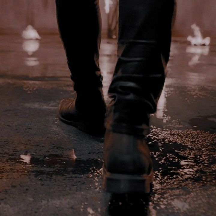 lveswinter's tweet photo. —“𝑳𝒂𝒔 𝒇𝒍𝒐𝒓𝒆𝒔 𝒄𝒓𝒆𝒄𝒆𝒏 𝒅𝒆𝒔𝒅𝒆 𝒂𝒓𝒓𝒊𝒃𝒂”

En las calles de la ciudad un rumor comienza a circular de boca en boca. Se dice que un antiguo inspector de policía murió por extrañas razones. 

—¿Cómo dices que se llama? ¿Gustabo García? https://t.co/JFjWNk6cTB