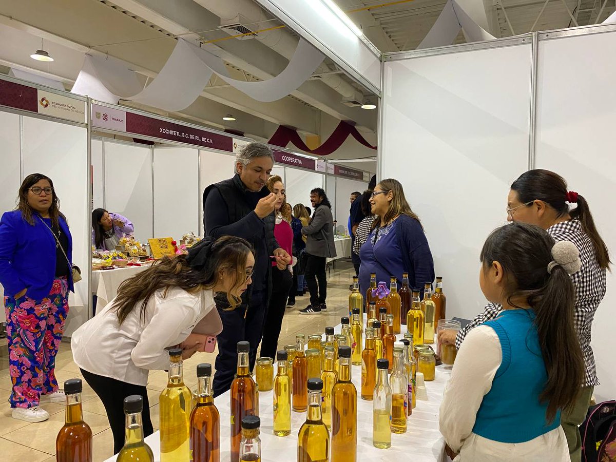 Luis_diazdeleon's tweet photo. Agradezco el acompañamiento de todas las y los cooperativistas en esta #ExpoCooperativas. 🧺🫙✨
Durante este evento, 88 Sociedades Cooperativas ofrecieron sus productos locales y artesanalas; atendiendo a más de 4 mil personas.
#TrabajoEnLaCiudad #GobiernoConAcentoSocial @GobCDMX @TrabajoCDMX @SneCdmx @CCLCDMX @icat_cdmx