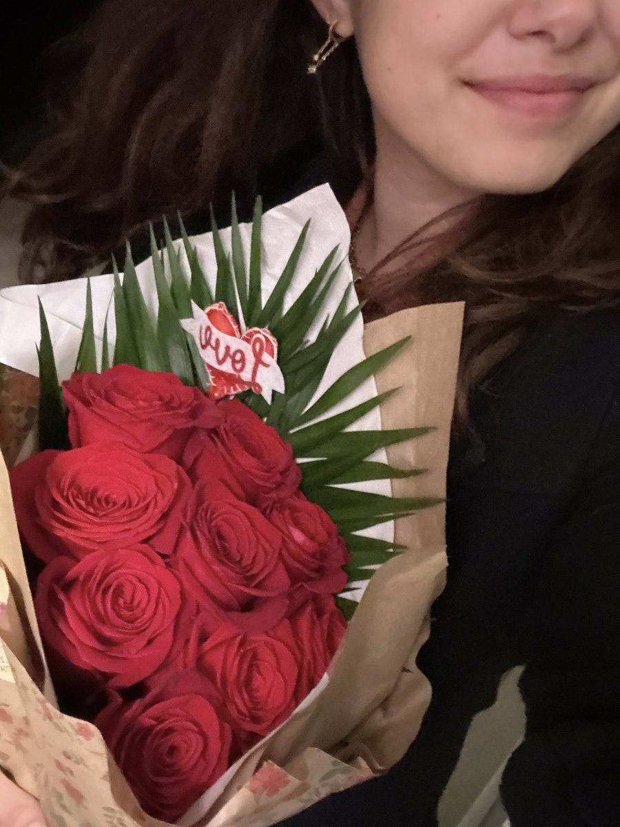 B____Lady's tweet photo. Esta semana me han venido a traer comida y a cuidar cuando estaba mala, me han regalado rosas, me han llevado a un restaurante precioso, y me han dicho con total seriedad “Quieres que veamos Orgullo y prejuicio??” 

Simplemente, gracias ❤️‍🩹 https://t.co/mFEgNsmqJx