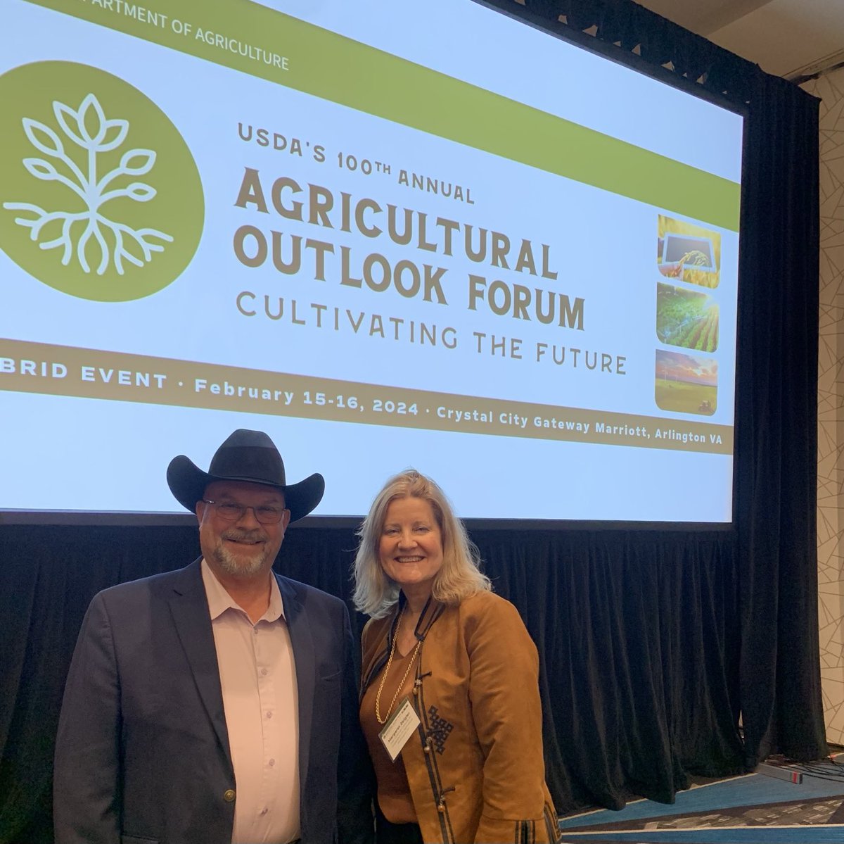 IICA_USA's tweet photo. An inspiring finish at the final session of #AgOutlook100 - honored to learn from Jimmy Emmons, a true #soilhealth leader - #soil for #climatechange #adaptation #mitigation ⁦@LongLiveTheSoil⁩ ⁦@FarmJournal⁩ #TrustInFood ⁦@IICAnews⁩ ⁦@USDA⁩  👏🌟👩🏼‍🌾💦🌱🌾👇 https://t.co/GYNI8mzMBh
